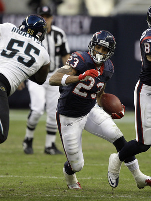 Arian Foster Bows To Show Respect