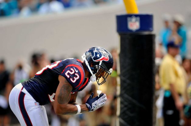 Arian Foster Bows To Show Respect