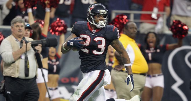 Arian Foster Bows To Show Respect