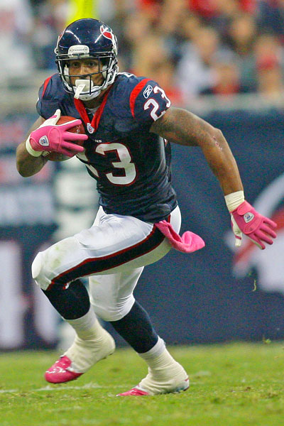 Arian Foster Bows To Show Respect