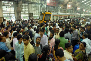 News Today Mumbai Local Trains